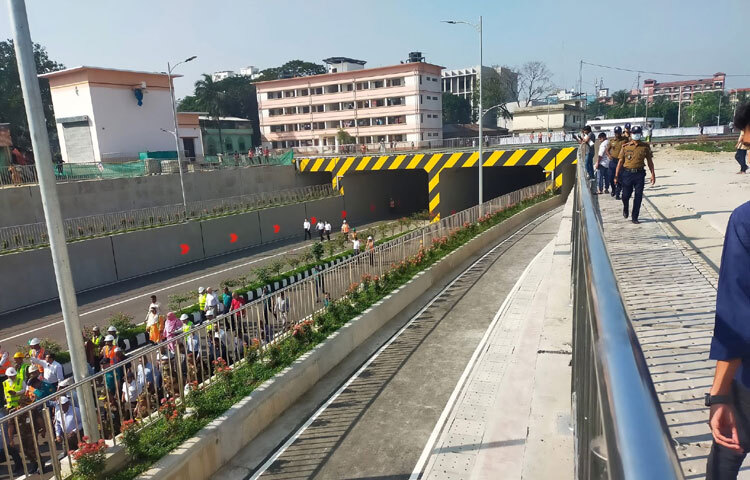 বিকল্প রাস্তা না থাকার কারণে রাস্তা বন্ধ করে তৈরি করতে হয়েছে আন্ডারপাস। যার কারণে দীর্ঘ পথ ঘুরে চলাচল করতে হয়েছে পথচারী ও যানবাহনগুলোকে। নষ্ট হয়েছে মূল্যবান কর্মঘণ্টা।