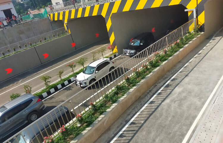 নিচ দিয়ে ৬ লেনের রাস্তার মধ্যে ৪ লেনে চলবে যান্ত্রিক যানবাহন। ৫ মিটার উচ্চতার গাড়ি নির্বিঘ্নে চলাচল করতে পারবে আন্ডারপাস দিয়ে। আর দুই পাশে রিকশা, সাইকেলের আলাদা লেনের পাশাপাশি পথচারীদের জন্য রাখা হয়েছে ফুটপাত।