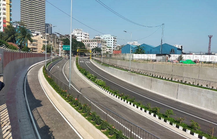 মূল সড়ক থেকে ১১ মিটার নিচ দিয়ে আন্ডারপাস তৈরি করায় ভরা বর্ষায় যেন পানি না জমে তার জন্য আছে আধুনিক নিষ্কাশন ব্যবস্থা। এটি খুলে দেয়ার মধ্য দিয়ে দীর্ঘদিনের ভোগান্তির অবসান হচ্ছে। মতিঝিলের সঙ্গে মুগদা, মান্ডা, মানিকনগর ও সবুজবাগ এলাকার সংযোগ সড়কে ট্রেনের সিগনালে ঘণ্টার পর ঘণ্টা আটকে থাকতে হবে না আর। তবে কমলাপুরে মেট্রোরেলের স্টেশনের নির্মাণকাজ শেষ না হওয়া পর্যন্ত এই আন্ডারপাসের শতভাগ সুফল পেতে সময় লাগবে।