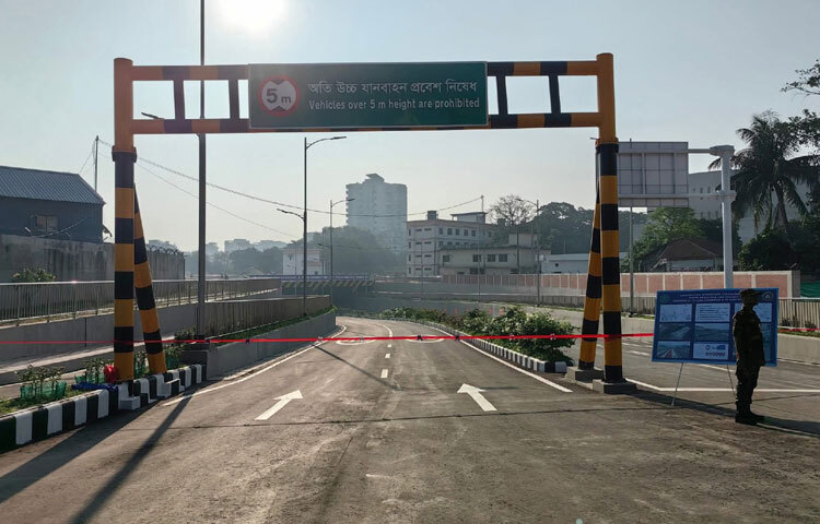 প্যাডেল চালিত যানবাহনকে যেন বেশি ঢালুতে নামতে না হয় তার জন্য দুই পাশের লেনকে মাঝের ৪ লেনের থেকে উঁচু করা হয়েছে। এখন উপরে রেল আর নিচে অন্যান্য যানবাহন বাধাহীন ভাবে চলাচল করবে।