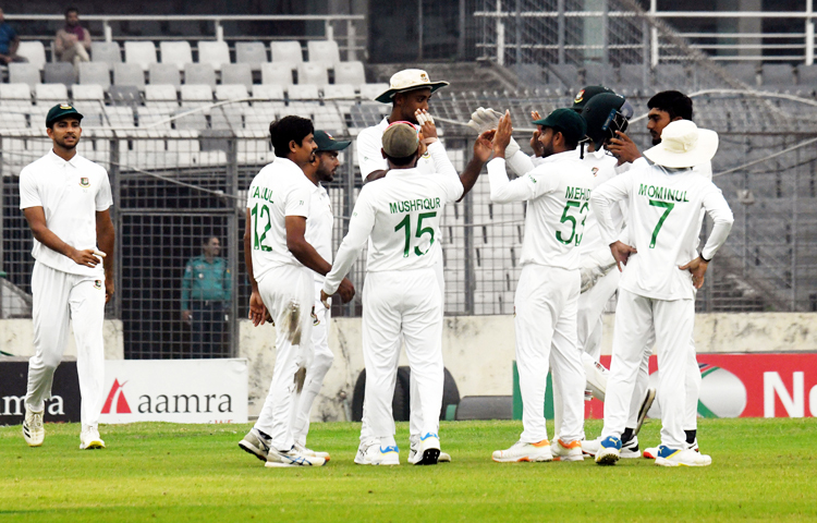 মিরপুর শেরে বাংলায় টেস্টের প্রথম দিনের লাটিমের মতো ঘুরছে বল। এই ঘূর্ণি-ফাঁদে পড়ে ১৭২ রানেই গুটিয়ে গেছে বাংলাদেশের প্রথম ইনিংস। জবাব দিতে নেমে স্বস্তিতে নেই নিউজিল্যান্ডও। ৫ উইকেটে ৫৫ রান নিয়ে প্রথম দিনের খেলা শেষ করেছে সফরকারী দল। ছবি: সংগৃহীত