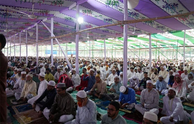 ঈদুল আজহার নামাজ আদায় করতে রাজধানীর জাতীয় ঈদগাহ ময়দানে মুসল্লির ঢল নেমেছে। ঈদের জামাতে অংশ নিতে সকাল থেকে রাজধানীর বিভিন্ন প্রান্ত থেকে মুসল্লিরা জড়ো হতে থাকেন। পায়জামা পাঞ্জাবি, টুপি পরে ও নানা ধরনের আতর সুগন্ধি মেখে আসেন মানুষ। জাতীয় ঈদগাহে প্রধান ঈদের জামাতে সর্বস্তরের মুসল্লিদের সঙ্গে ঈদুল আজহার নামাজ আদায় করেন রাষ্ট্রপতি মো. সাহাবুদ্দিন। ছবি- জাগো নিউজ