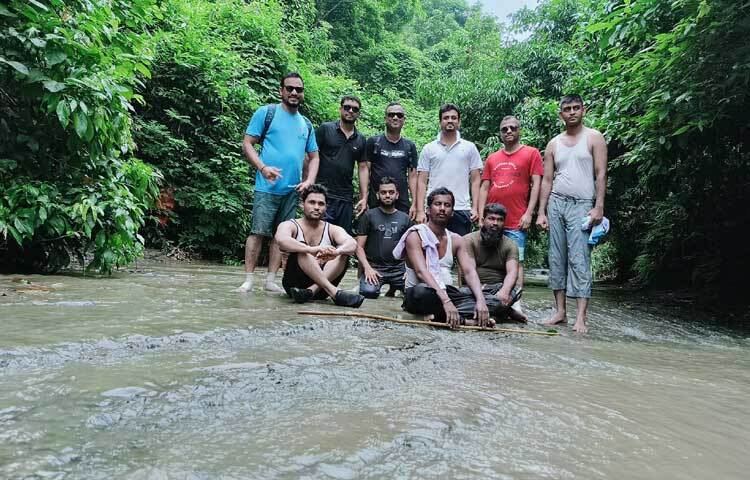 মিরসরাইয়ের পাহাড়ি প্রাকৃতিক অন্যান্য ঝরনায় সব বয়সীরা যেতে না পারলেও এখানে দূর-দূরান্ত থেকে প্রতিদিন ছুটে যাচ্ছেন শত শত পর্যটকরা। ছবি: এম মাঈন উদ্দিন