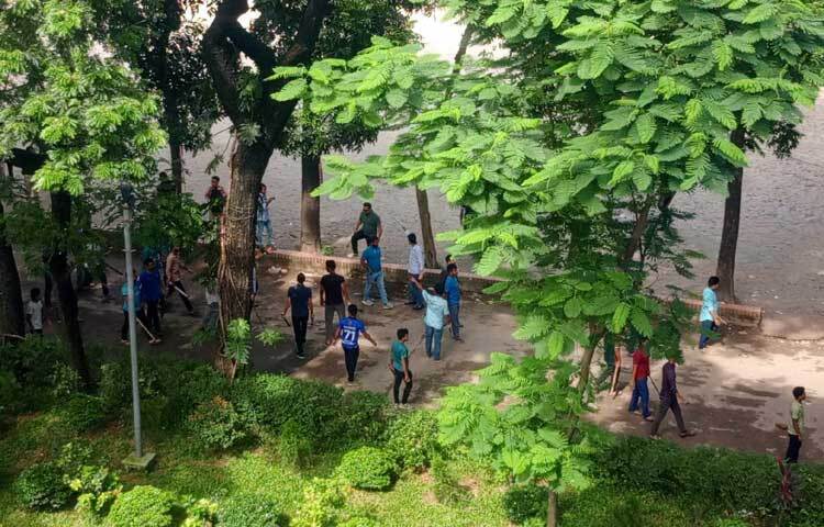 সোমবার বিকেল ৩টায় ঢাকা বিশ্ববিদ্যালয়ের সন্ত্রাসবিরোধী রাজু ভাস্কর্যদের পাদদেশে ছাত্রলীগের এই সমাবেশ অনুষ্ঠিত হওয়ার কথা। ছবি: হাসান আলী