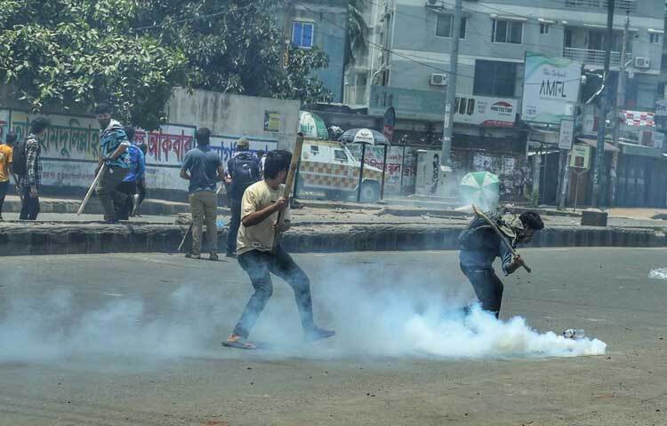 পুলিশের আক্রমণের মুখেও দাবী আদায়ে সচেষ্ট তারা। ছবি: মাহবুব আলম