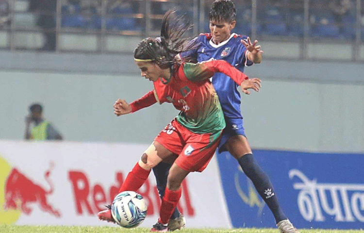 এবারও ঐতিহাসিক কাঠমান্ডুর দশরথ রঙ্গশালা স্টেডিয়ামে প্রতিপক্ষ নেপালকে ২-১ গোলে হারিয়েছে বাংলাদেশের মেয়েরা।