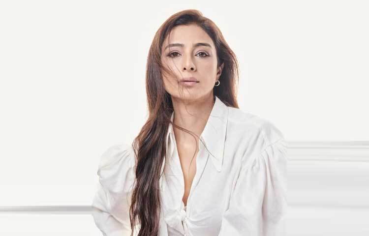 সবার ধারণা ভুল প্রমাণ করে অভিনেত্রী জানান, তার ভাই আর্য ও অজয় দেবগণ ঘনিষ্ঠ বন্ধু। টাবুর যে সময় প্রেম করার বয়স ছিল, সেই সময় তাকে চোখে চোখে রাখতেন তারা দুজন।