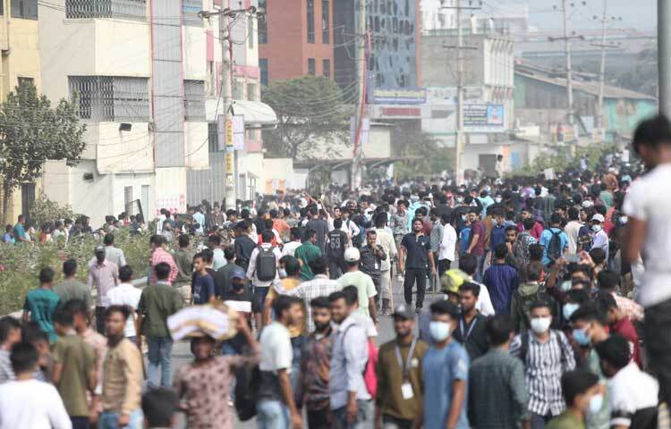 বেলা আড়াইটার দিকে কলেজটির সামনে সেখানকার শিক্ষার্থী ও এলাকাবাসী অবস্থান নেন। শহীদ সোহরাওয়ার্দী কলেজ ও কবি নজরুল কলেজের শিক্ষার্থীরা তখন এলাকায় আর দেখা যায়নি।