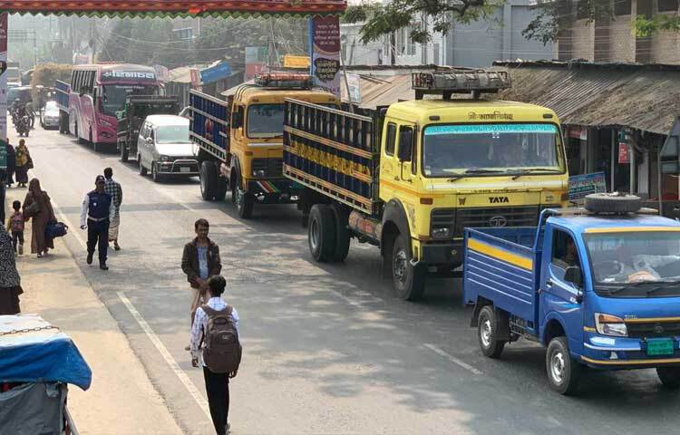 এতে বিপাকে পড়েছেন ওই সড়কে চলাচলকারীরা।