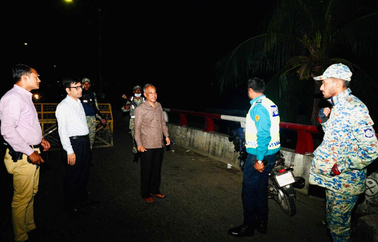 উপদেষ্টা তার বারিধারাস্থ ডিওএইচএসের বাসা থেকে বের হয়ে ইসিবি চত্বর, কালশী, পল্লবী, মিরপুর-১০ হয়ে মিরপুর থানায় পৌঁছান। পরিদর্শন শেষে সেখান থেকে মিরপুর-১ হয়ে দারুসসালাম থানায় যান। দারুসসালাম থানা থেকে টেকনিক্যাল মোড়, শ্যামলী হয়ে আদাবর থানা পরিদর্শন করেন। পরে সেখান থেকে মোহাম্মদপুর থানায় যান। মোহাম্মদপুর থানা পরিদর্শন শেষে ধানমন্ডি ২৭, সংসদ ভবন, বিজয় সরণি, মহাখালী ও বনানী হয়ে বারিধারার বাসায় ফেরেন।