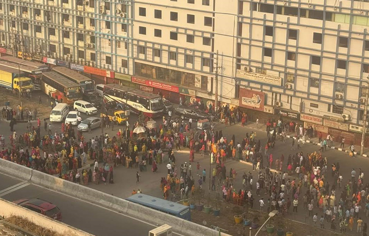 জানা গেছে, সকাল ৭টার দিকে সড়ক পার হওয়ার সময় একটি দ্রুতগামী ট্রাক গার্মেন্টসকর্মীদের ধাক্কা দেয়। এতে ঘটনাস্থলে একজন মারা যান। অন্য আরেকজন গুরুতর আহত হন।