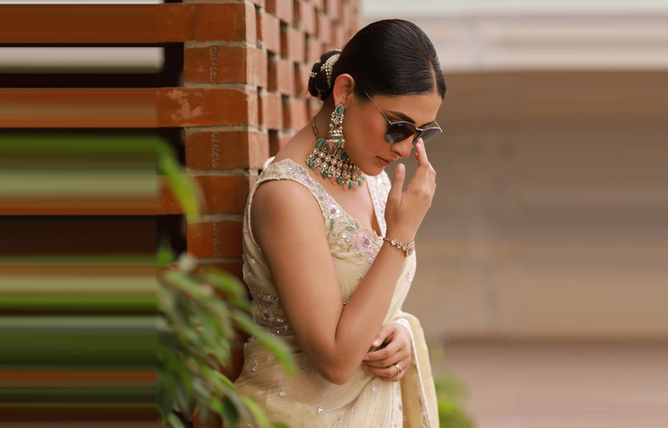 সিগনেচার লুক বাই সামিয়া থেকে নিজেকে সাজিয়েছেন এই অভিনেত্রী। তার এই সামার লুকে বিশেষ প্রাধান্য পেয়েছে রাউন্ড মেটাল সানগ্লাস।