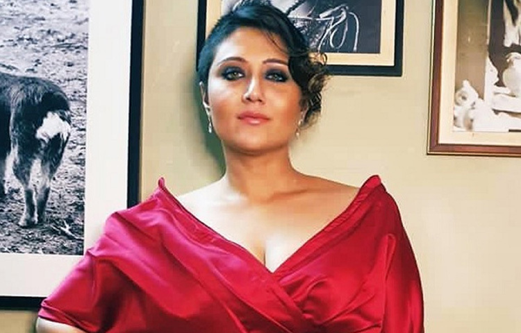 আবেদনময়ী অথচ সহজাত, সাহসী অথচ মায়াময়-স্বস্তিকার ভঙ্গিতে মিশে থাকে এক অন্যরকম জাদু।