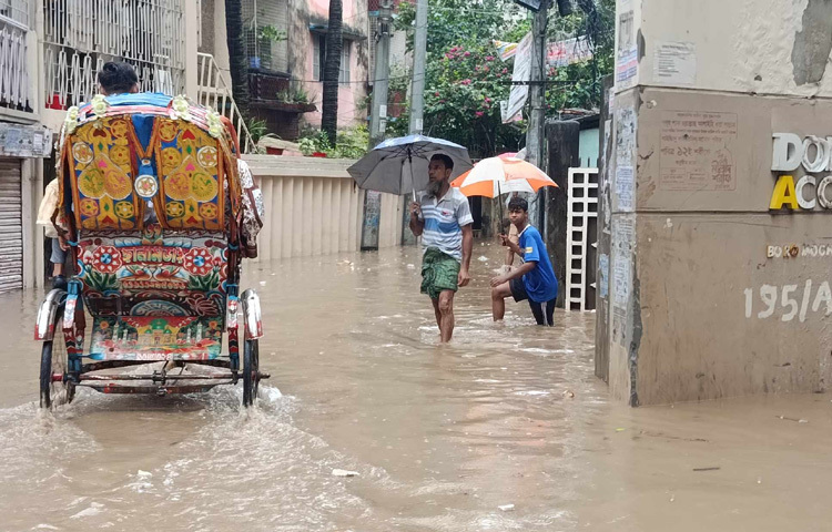 বৃষ্টি হলেই ঢাকায় জলাবদ্ধতার দৃশ্য নতুন কিছু নয়। কিন্তু প্রতিবারই নগরবাসীকে মুখোমুখি হতে হয় একই দুর্ভোগের।