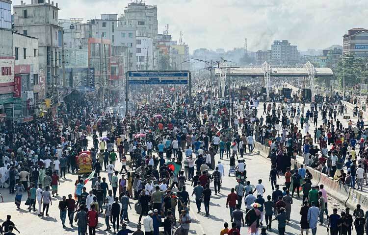 শেখ হাসিনার পদত্যাগের খবরে দ্বিগুণ হয়েছে ছাত্র-জনতার উল্লাস। ছবি: ইসমাইল হোসেন রাসেল