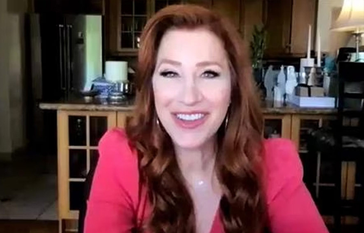 জুলি জানান, করোনার সময় স্কট তার দুই প্রিয়জনকে হারিয়েছিলেন। তখন স্কটের সঙ্গে সবসময় তিনি ছিলেন। স্কটের সঙ্গে সময় কাটানোর পর জুলি বুঝতে পারেন যে প্রাক্তন স্বামীর প্রতি তার অনুভূতি ফিরেছে। ছবি: সংগৃহীত