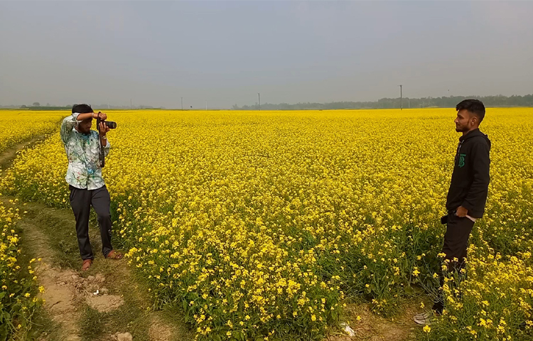 ঘুরতে আসা শামীম ও এনামুল বলেন, ‘আমরা প্রফেশনাল ফটোগ্রাফার না, শখ করে ফটো তুলি। এত সুন্দর দৃশ্য স্মৃতি হিসাবে ধরে রাখতে বন্ধু ও ভাইদের সঙ্গে ছবি তুলতে এসেছি। খুব ভালো লাগছে। ছবিগুলোও সুন্দর হচ্ছে।’  ছবি: রুবেলুর রহমান