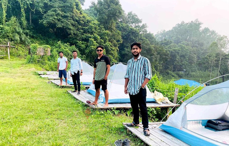 বিকেলে সেখানে গিয়ে তাবু টাঙিয়ে ক্যাম্পিং করছেন পর্যটকরা। সারারাত সেখানে কাটিয়ে ফিরছেন পরেরদিন। ছবি: এম মাঈন উদ্দিন