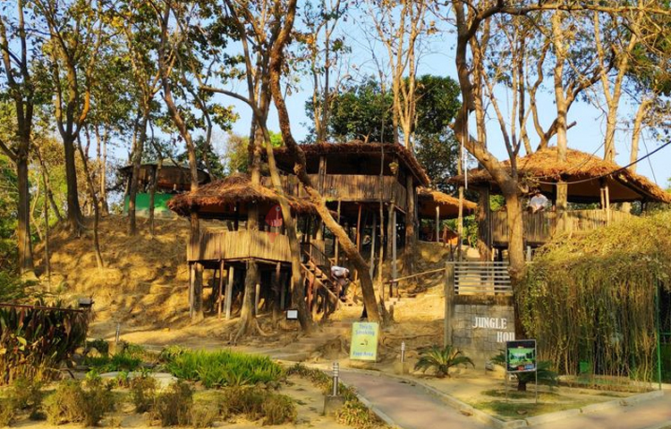 পরিপাটি, সাজানো গোছানো, পরিষ্কার-পরিচ্ছন্ন এ পার্কে আছে অপরূপ লেক, বিভিন্ন ধরনের রাইড। প্রশিক্ষণের সময় সেনাবাহিনী যেসব উপকরণ ব্যবহার করেন এখানে তার কিছু জনসাধারণ দেখানোর জন্য তৈরি করা হয়েছে। নির্দিষ্ট ফি দিয়ে জনসাধারণ এগুলো ব্যবহার সম্পর্কিত ধারণা নিতে পারবে। ছবি: এম মাঈন উদ্দিন