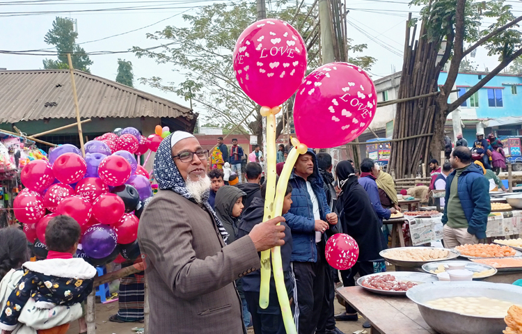এ মেলাকে ঘিরে বড়দের চাইতে ছোটদের আগ্রহ থাকে আরও বেশি। বড়দের সঙ্গে মেলায় গিয়ে মিষ্টির পাশাপাশি কিনে আনে রঙ-বেরঙের বেলুন আর খেলনা। খেলনা হাতে বাঁশিতে ফুঁকতে ফুঁকতে খুশিমনে বাড়ি ফেরে তারা। ছবি: বিধান মজুমদার অনি