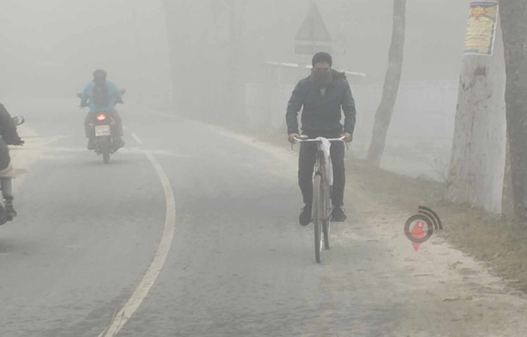 কুড়িগ্রামের ওপর দিয়ে ফের মৃদু শৈত্যপ্রবাহ বয়ে যাচ্ছে। ঘন কুয়াশার সঙ্গে কনকনে ঠান্ডায় বিপাকে পড়েছেন শ্রমজীবী, ছিন্নমূল ও নিম্ন আয়ের মানুষ। আজ এ জেলার সর্বনিম্ন তাপমাত্রা রেকর্ড করা হয়েছে ৯ দশমিক ৮ ডিগ্রি সেলসিয়াস। ছবি: ফজলুল করিম ফারাজী