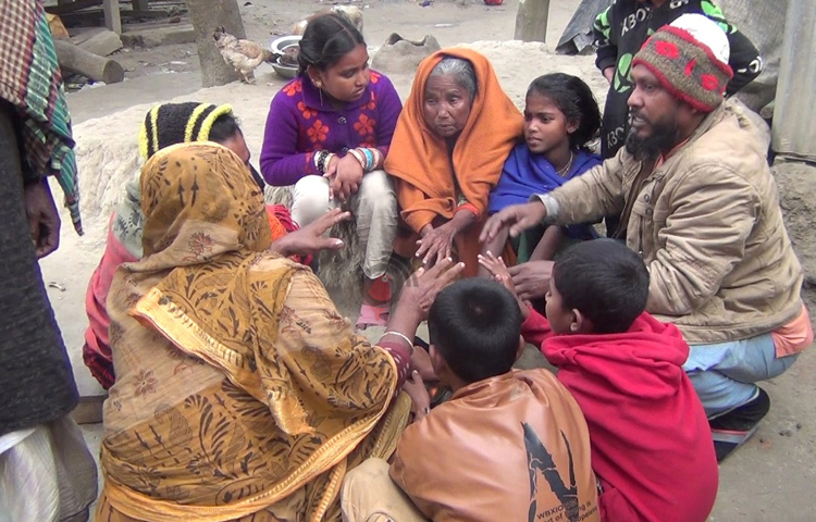 তীব্র শীতে শহরের বাসস্ট্যান্ড এলাকার পাশে আগুন জ্বালিয়েছেন বেশকিছু লোকজন। সেখানে আগুন পোহাতে ভীড় করছেন রিকশাচালক ও দিনমজুররা। ছবি: বিধান মজুমদার অনি
