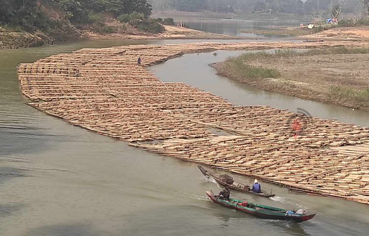 বেলা বাড়লেও কমেনি শীত। এরই মধ্যে কাপ্তাই লেকে দেখা মিলেছে দুটি নৌকার।  ছবি: সাইফুল উদ্দিন