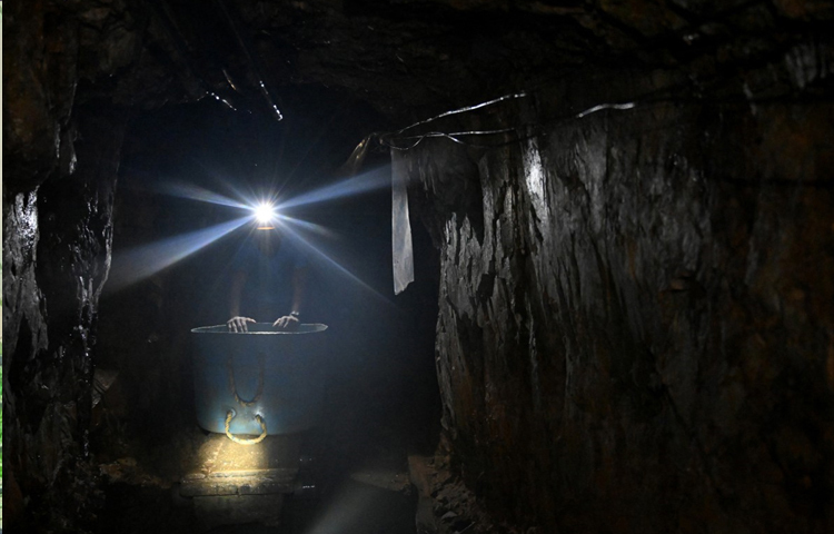 মালিতে একটি সোনার খনির টানেল ধসে ৭০ জনেরও বেশি শ্রমিক নিহত হয়েছেন। ছবি: এএফপি