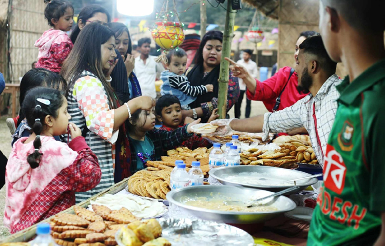 পরিবার ও প্রিয়জন নিয়ে উৎসবে আসা দর্শনার্থীরা স্বাদ নিচ্ছেন বিভিন্ন ধরনের মজার মজার পিঠার। ছবি: মাহবুব আলম