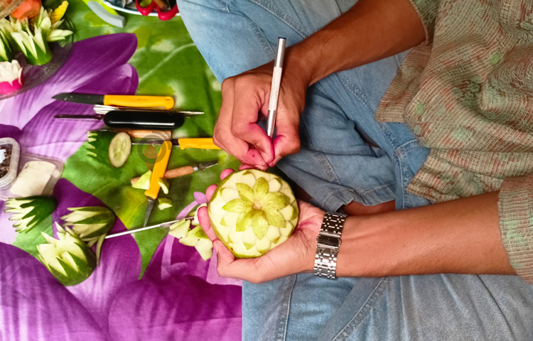 ফলের মধ্যে তরমুজ, আপেল, আঙ্গুর, পেয়ারা, এমনকি কাঁঠালও ব্যবহার করে থাকেন। সবজি আর ফলের বাইরে নকশা ফুটিয়ে তোলা হয় সাবানে। ছবি: বিধান মজুমদার অনি