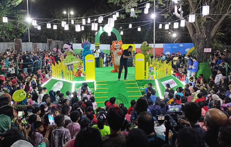 বইমেলার শিশুচত্বরে শিশুপ্রহরে জড়ো হয়েছিল অসংখ্য শিশু-কিশোর। অভিভাবকদের সঙ্গে সিসিমপুরের পরিবেশনা, কার্টুন-ছড়ার বইয়ের সঙ্গে আনন্দে মেতেছেন তারা। ছবি: মাহবুব আলম