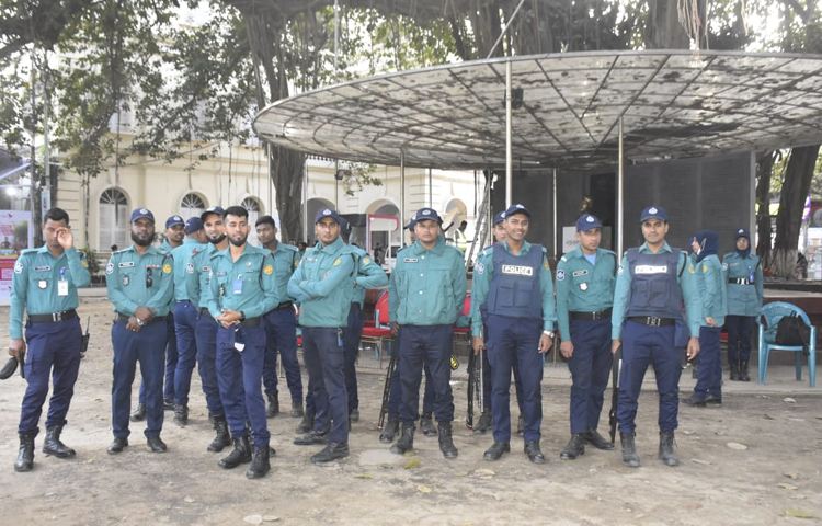 শুধু প্রবেশদ্বারেই নয়, পুরো মেলা প্রাঙ্গণ জুড়েই সতর্ক অবস্থানে রয়েছেন আইন-শৃঙ্খলা বাহিনী। ছবি: বিপ্লব দীক্ষিত