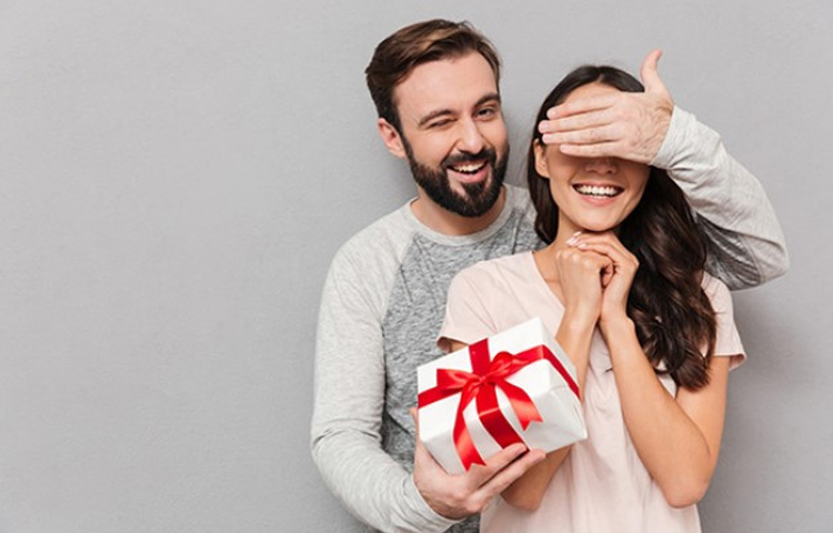 এখন ভ্যালেন্টাইনস উইকের আগে বিশেষ এই দিন পালন করা হয়। তবে ১৪৭৭ খ্রিষ্টাব্দে ভ্যালেন্টাইনস ডে’র সঙ্গে এই দিনের যোগাযোগ ছিল না। আশ্চর্যের কথা, তখনকার সময় হিরার আংটি উপহার দেওয়ার চল ছিল না। প্রেমের প্রস্তাব জানানোর পর অন্য উপহার দেওয়ার রীতি ছিল। উপহার হিসেবে গবাদি পশু যেমন দুগ্ধবতী গাভী উপহার দেওয়ার চল ছিল। অস্ট্রিয়ান আর্চডিউক সেদিক থেকে সত্যিকারের ইতিহাস গড়েন। ছবি: সংগৃহীত