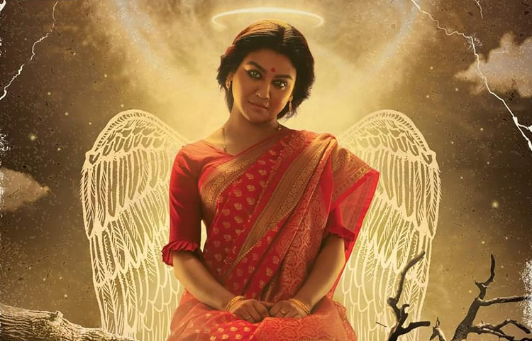 এর আগে জয়া ফেসবুকে ‘ভূতপরী’ সিনেমার একটি পোস্টার শেয়ার করেছেন। সেখানে দেখা গেছে, তিনি গাছের ডালে পা ঝুলিয়ে বসে আছেন। সেইসঙ্গে পা দোলাচ্ছেন। পাশাপাশি তার পেছনে পরীর মতো দুটি ডানা। ছবি: জয়া আহসানের ফেসবুক থেকে