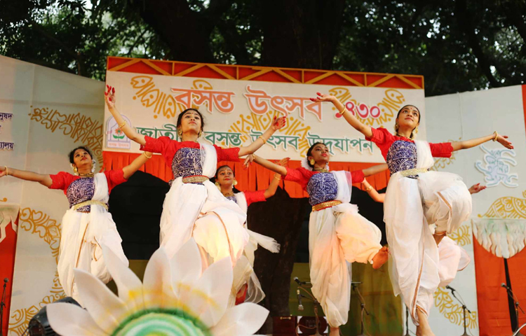 শীতের রিক্ততাকে আনুষ্ঠানিকভাবে বিদায় দিয়ে আজ বসন্তকে বরণ করে নিচ্ছে বাঙালি। শুধু তাই নয়, আজ যে ভালোবাসা দিবসও।  নানান আয়োজনে সবাই বরণ করে নিচ্ছে বসন্তকে। একই সঙ্গে উদযাপন করছে ভালোবাসা দিবসও। ছবি: মাহবুব আলম