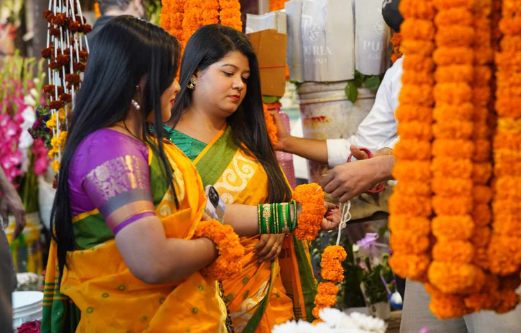 দুই বান্ধবী সেজেছে বসন্তের সাজে। ছবি: মাহবুব আলম