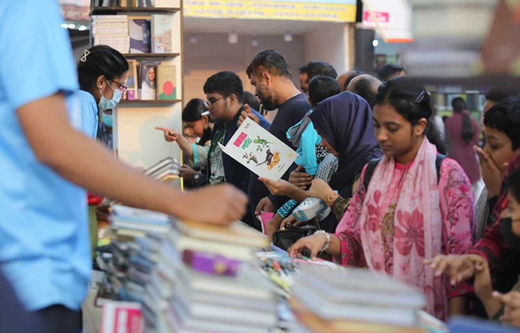 স্টল থেকে স্টলে বইপত্র নেড়েচেড়ে দেখছে। কেউ কিনছে, কেউ আরও কিছুটা সময় মেলায় কাটিয়ে ফেরার পথে কিনবে বলে বই বাছাই করে রাখছে। ছবি: বিপ্লব দীক্ষিত