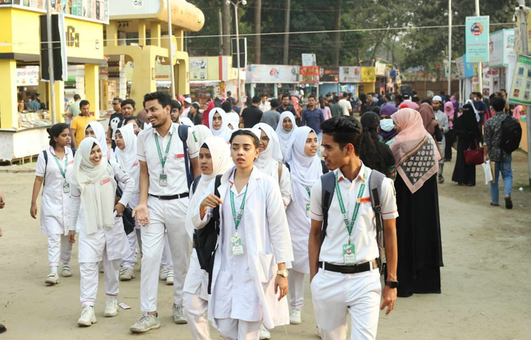 শিক্ষার্থীদের পদচারণায় মুখরিত অমর একুশে বইমেলা প্রাঙ্গণ। ছবি: মাহবুব আলম