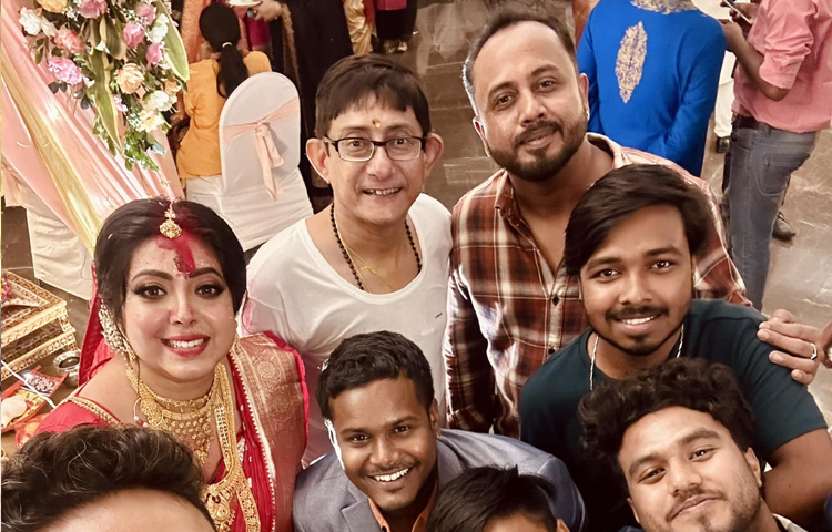 বিয়ের পর ভক্ত-অনুরাগীদের সঙ্গে তোলা ছবি। ছবি: সংগৃহীত
