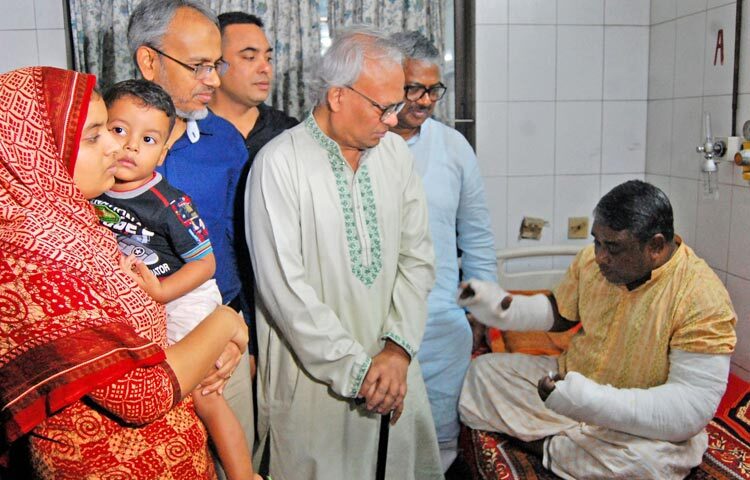 বিএসএমএমইউ সুপার স্পেশালাইজড হাসপাতালে চিকিৎসাধীন নাটোর জেলা বিএনপির যুগ্ম আহ্বায়ক ফরহাদ আলী দেওয়ান শাহীনকে দেখতে যান বিএনপির সিনিয়র যুগ্ম মহাসচিব রুহুল কবির রিজভী। এসময় তিনি বলেন, ‘ক্ষমতাসীন দলের এমপিদের সন্ত্রাসী বাহিনীরা দেশে নৈরাজ্যকর ও ভয়াবহ পরিস্থিতি তৈরি করেছে। কারণ তাদের সঙ্গে কোনো জনগণ নেই।’ ছবি: জাগো নিউজ