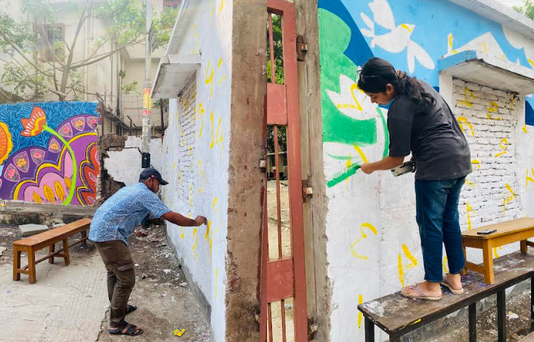 জগন্নাথ বিশ্ববিদ্যালয়ের প্রথম ও দ্বিতীয় ফটকের পাশের দেওয়ালে পেইন্টিং করেছেন চারুকলা অনুষদের শিক্ষার্থীরা। ছবি: মেহেরাবুল ইসলাম সৌদিপ