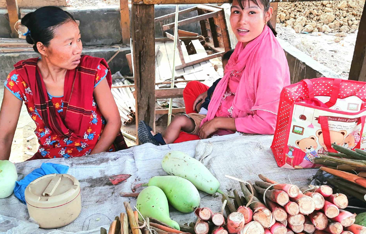 উৎসব ঘিরে পার্বত্য জেলা রাঙামাটি, খাগড়াছড়ি ও বান্দরবানের পাহাড়ি জনপদের মানুষ এখন ব্যস্ত সময় পার করছেন। ঘরে ঘরে চলছে উৎসবের প্রস্তুতি। ছবি: মাহবুবুল ইসলাম পলাশ