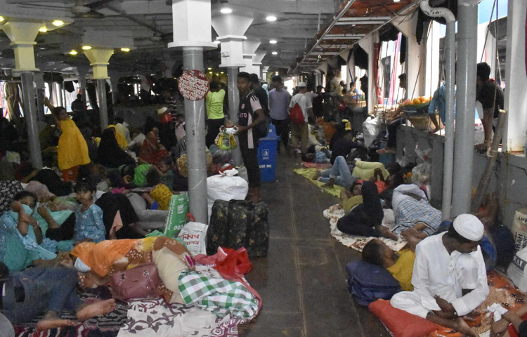 আজ সকাল থেকে বেলা ১১টা পর্যন্ত ৪৯টি লঞ্চ সদরঘাট লঞ্চ টার্মিনালে ভিড়লেও ছেড়ে গেছে ৩৫টি লঞ্চ। ছবি: বিপ্লব দীক্ষিত