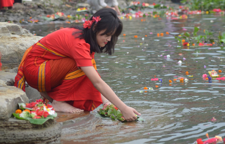 তাদের ধারণা পানিতে ফুল ভাসালে পুরনো বছরের সব গ্লানি মুছে গিয়ে নতুন বছর বয়ে আনবে সুখ, শান্তি ও সমৃদ্ধি। ছবি: সাইফুল উদ্দীন