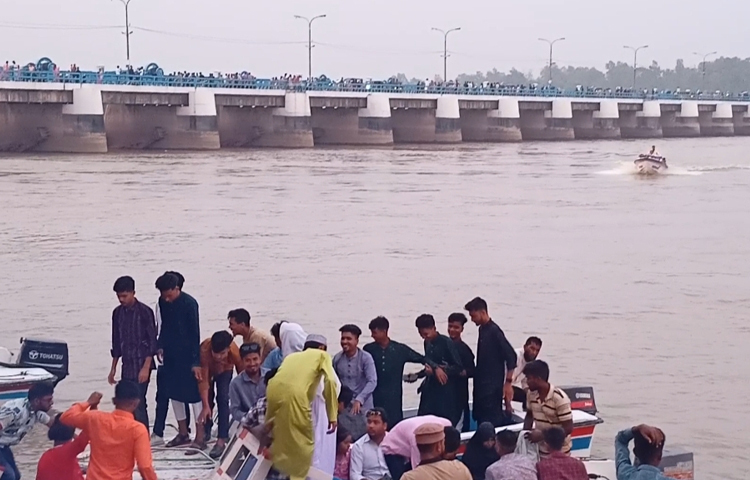 স্পিডবোট আর পালতোলা নৌকায় উঠানোর জন্য অপেক্ষা করছে দর্শনার্থীরা। ছবি: রবিউল হাসান