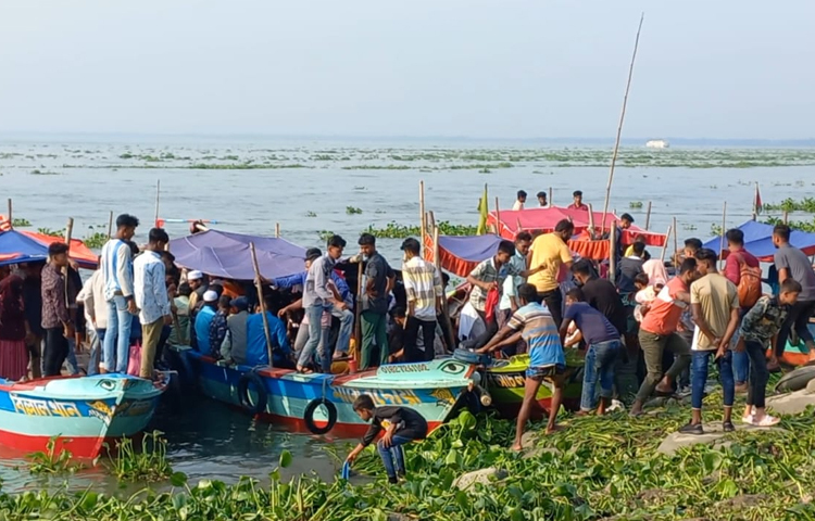 বিভিন্ন বয়সের মানুষের উপস্থিতিতে সেখানে সৃষ্টি হয়েছে এক মিলনমেলা। ছবি: শরীফুল ইসলাম
