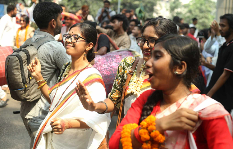 অসাম্প্রদায়িক চেতনার প্রাণের উৎসব বর্ষবরণ। বাংলা বর্ষবরণে বাঙালির নানা আয়োজনের মধ্যে মঙ্গল শোভাযাত্রা অন্যতম। ছবি: মাহবুব আলম