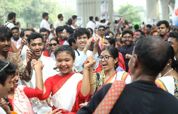 পহেলা বৈশাখ নিয়ে উচ্ছ্বাসের শেষ নেই বাঙালির। আনন্দের সঙ্গে নেচে-গেয়ে তারা নতুন বছরকে বরণ করে নেন। ছবি: মাহবুব আলম