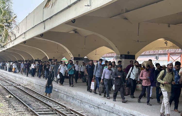 সারাদেশ থেকে ৩০-৩৫ মিনিট দেরি করে কমলাপুরে পৌঁছেছে প্রতিটি ট্রেন। বাস টার্মিনালে ভিড় তুলনামূলক কম থাকলেও ঢাকায় ফেরা ট্রেনগুলোতে ছিল যাত্রীদের উপচেপড়া ভিড়। ছবি: মুসা আহম্মেদ