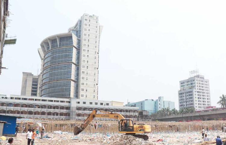 অনেক দোকানি নিজ নিজ দোকানের মালামাল সরিয়ে নিচ্ছেন। ছবি: মুসা আহম্মেদ